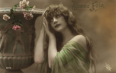 古典的な骨壷を持つ少女 作： French Photographer